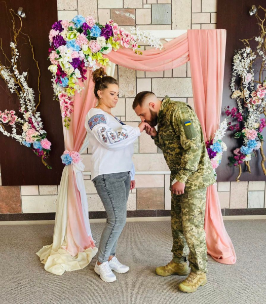 Любов перемагає завжди: військовослужбовець з Нововолинська одружився з коханою | Новини Нововолинська
