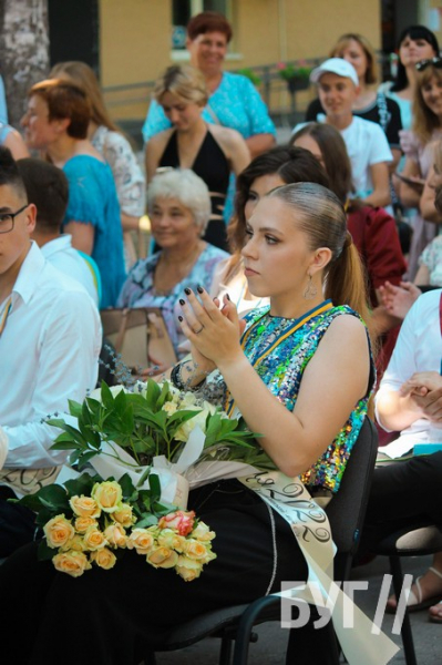 У Нововолинську пройшов випускний: в центрі міста нагородили медалістів | Новини Нововолинська