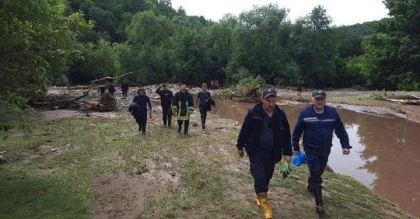 На Тернопільщині сильна злива знесла авто в річку - загинув чоловік та двоє дітей - Події
