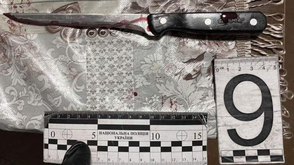Вдарила ножем у живіт: у Дніпрі затримали жінку за напад на чоловіка
