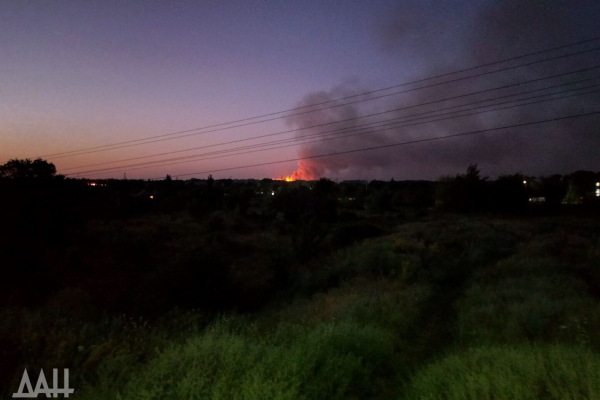 В подконтрольном «ДНР» Шахтерске — взрывы и масштабный пожар на складе боеприпасов - 08 июля 2022 :: Донеччина