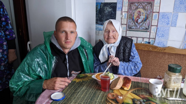Волонтери з Нововолинська відвідують одиноких людей похилого віку | Новини Нововолинська