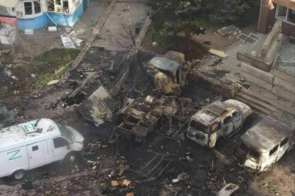 В Енергодарі перед готелем із військовими РФ згоріла техніка. Перед цим були вибухи - 30 липня 2022 :: Новини Донбасу