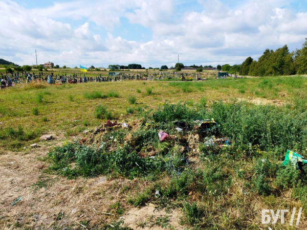 Мешканці Нововолинська скаржаться на стихійне сміттєзвалище на кладовищі біля Алеї слави | Новини Нововолинська