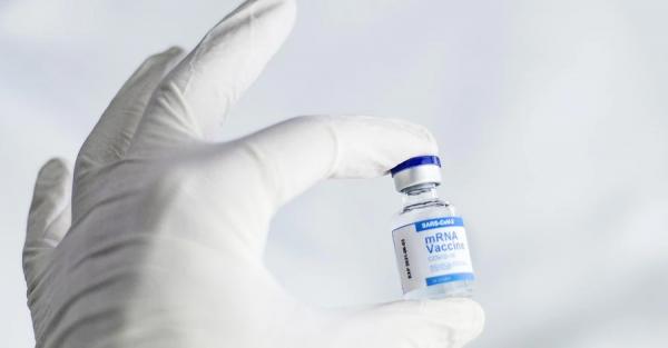 США відправили Україні 500 тисяч доз вакцини від коронавірусу - Коронавірус