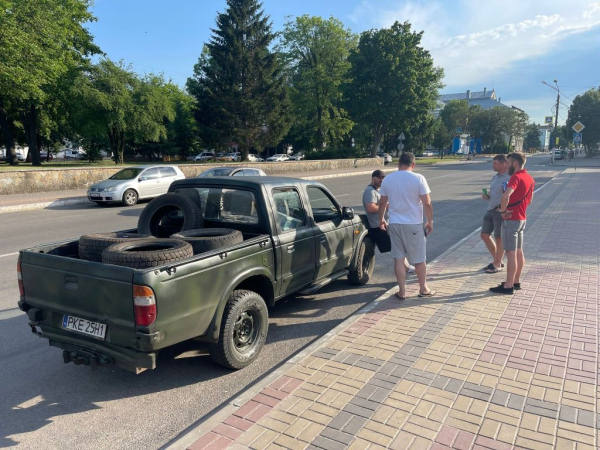 Нововолинські волонтери придбали ще одну машину для військових | Новини Нововолинська