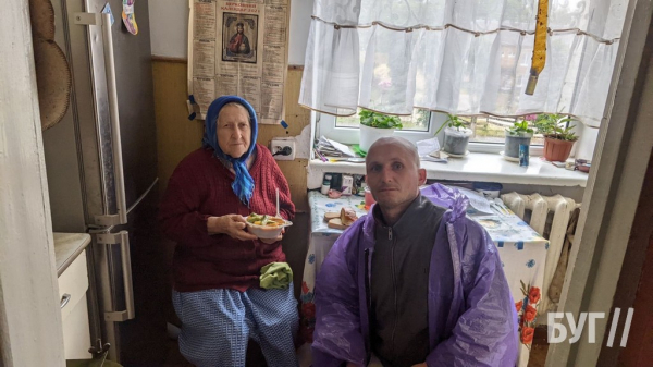 Волонтери з Нововолинська відвідують одиноких людей похилого віку | Новини Нововолинська