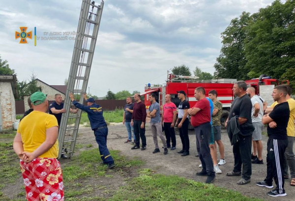 Нововолинські пожежники навчали добровольців діяти задля ліквідації надзвичайних ситуацій | Новини Нововолинська