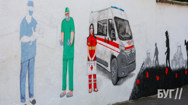 Фельдшер, акушер, хірург: нововолинські художники продовжують створювати стінопис біля лікарні | Новини Нововолинська