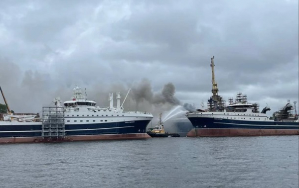 У Санкт-Петербурзі на корабельні загорівся недобудований корабель
