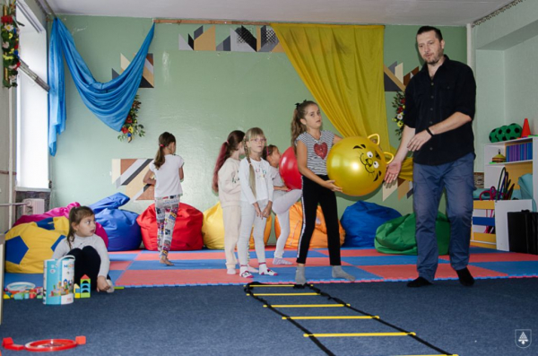 Майстеркласи, ігри, бейбі-йога: як підтримують дітей-переселенців у Нововолинську | Новини Нововолинська