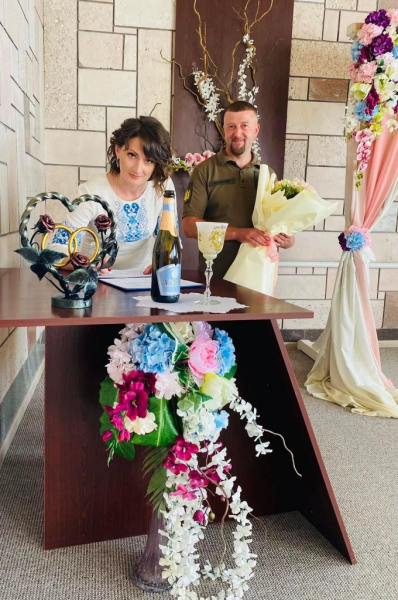У Нововолинську двоє військовослужбовців одружились зі своїми коханими | Новини Нововолинська