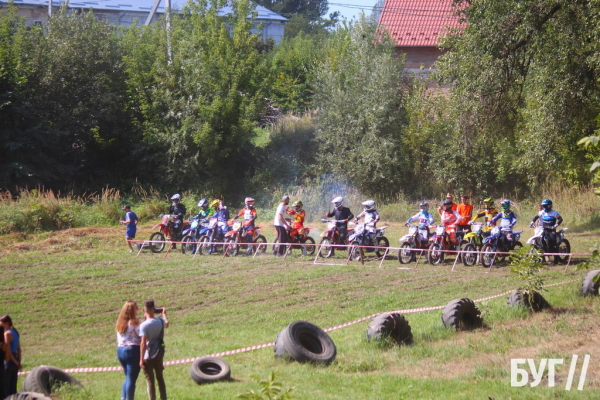У Нововолинську відбулись змагання з мотокросу на підтримку ЗСУ: фоторепортаж | Новини Нововолинська