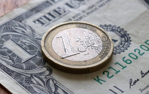 Чому євро, дешевший за долар, є великою проблемоюСюжет