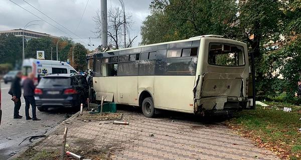 ДТП у Києві: 23 пасажири маршрутки постраждали - Події