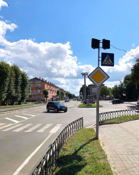Фото дня: у Нововолинську на перехресті встановили нові дорожні знаки | Новини Нововолинська