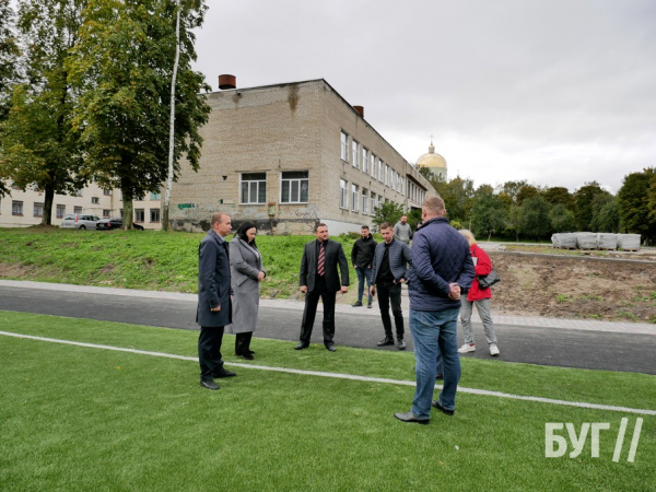 Розвиток освітніх закладів та відпочинкових зон: голова Волиньради з депутатами оглянули локації, які оновлюють у Нововолинську | Новини Нововолинська