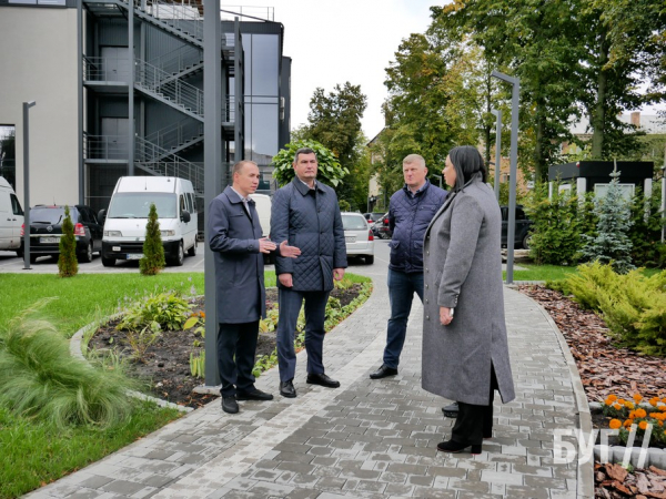 Розвиток освітніх закладів та відпочинкових зон: голова Волиньради з депутатами оглянули локації, які оновлюють у Нововолинську | Новини Нововолинська