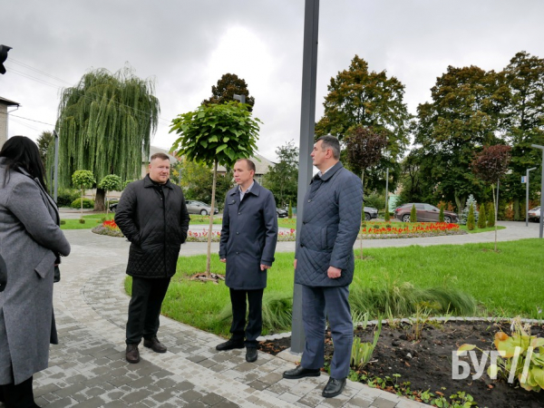 Розвиток освітніх закладів та відпочинкових зон: голова Волиньради з депутатами оглянули локації, які оновлюють у Нововолинську | Новини Нововолинська