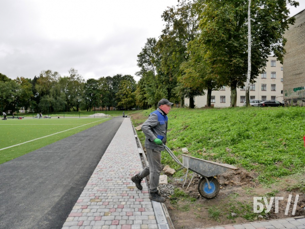 Розвиток освітніх закладів та відпочинкових зон: голова Волиньради з депутатами оглянули локації, які оновлюють у Нововолинську | Новини Нововолинська