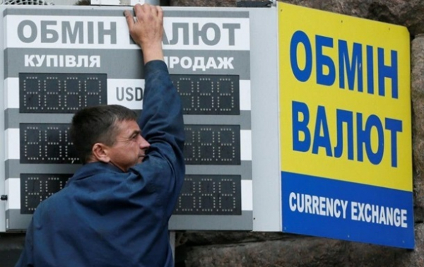 Українці вперше з початку війни купили валюти більше, ніж продали