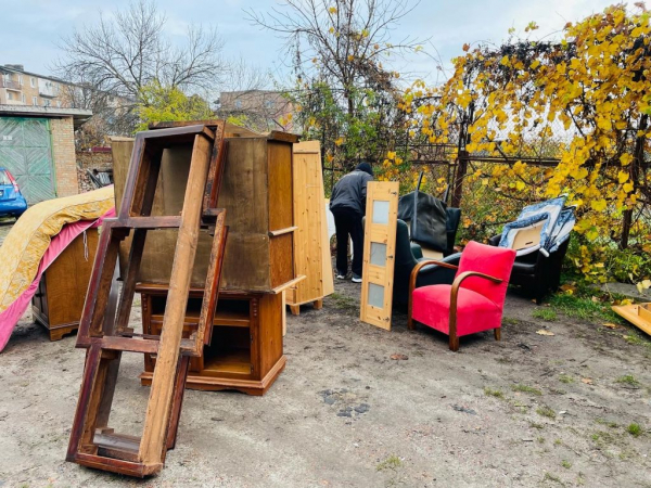 Крісла, ліжка, дивани: у Нововолинську переселенцям роздали меблі | Новини Нововолинська