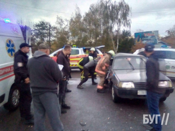 Біля автостанції у Нововолинську трапилась ДТП: жінка опинилась заблокована в автомобілі | Новини Нововолинська
