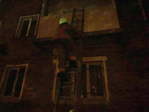 Не могла відкрити двері: рятувальники у Нововолинську через балкон визволили жінку, яка потребувала допомоги | Новини Нововолинська