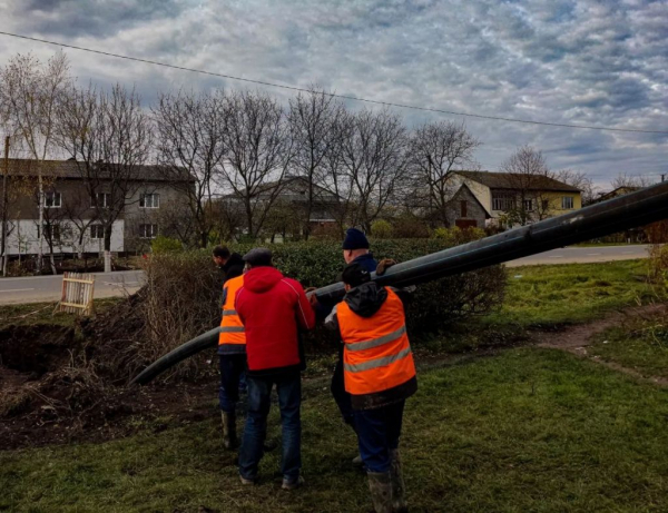 У Нововолинську під трасою Р-15 комунальники замінили 24 метри аварійної водопровідної труби | Новини Нововолинська