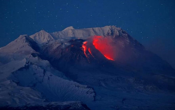 У Росії триває виверження відразу двох вулканів