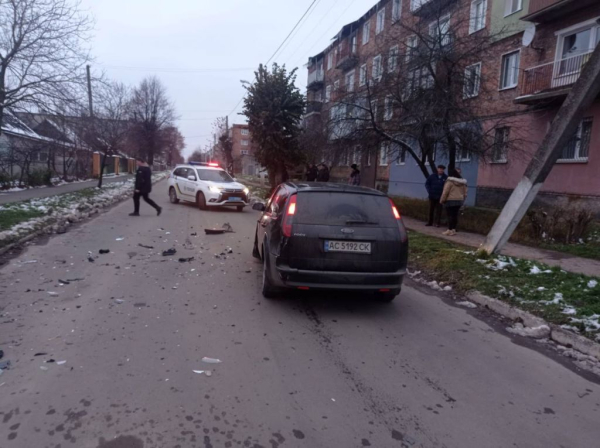 У Нововолинську трапилась ДТП: бус зіткнувся з легковим авто та в'їхав у паркан будинку | Новини Нововолинська