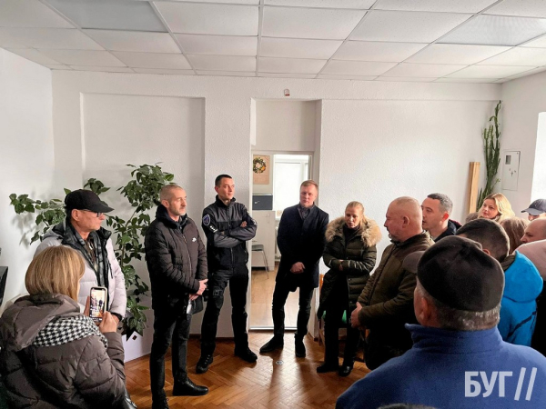 У Благодатному люди прийшли підтримати поліцейського Віктора Циплакова | Новини Нововолинська