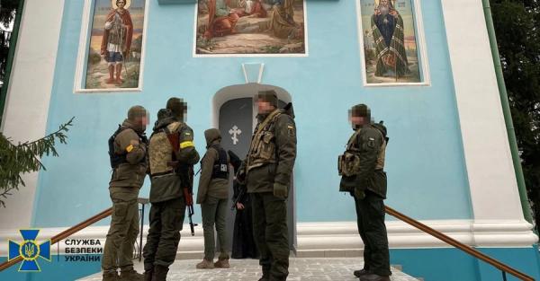 СБУ знайшла у храмах МП російські паспорти, викрадені ікони та прапор "Новоросії" - Події