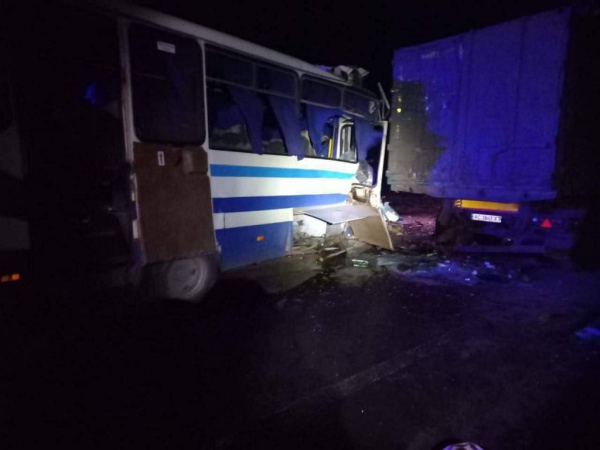 Пасажирський автобус «Луцьк-Нововолинськ» врізався у вантажівку біля Горохова | Новини Нововолинська