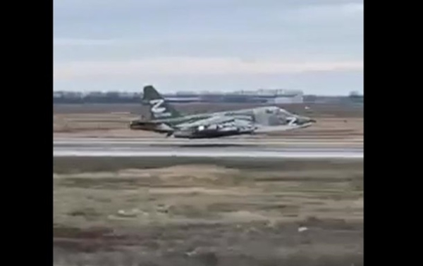 Російський Су-25 сів "на черево" під час посадки