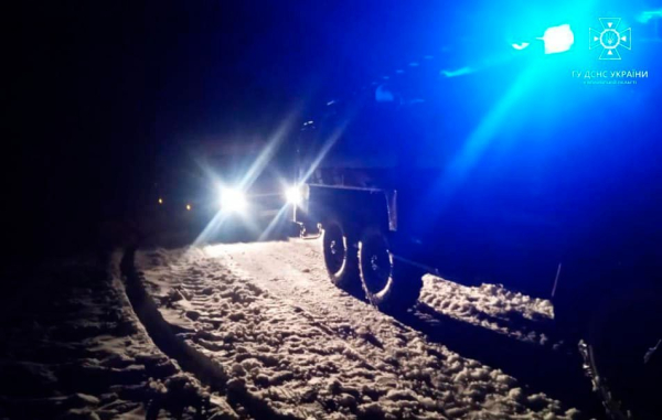У Нововолинській громаді в сніговому заметі застряг автомобіль хлібозаводу | Новини Нововолинська