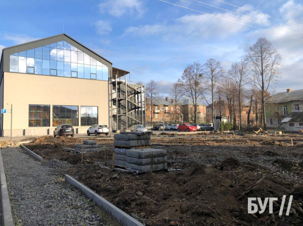 Розпочалося будівництво парку біля торгового центру «FORest» у Нововолинську | Новини Нововолинська