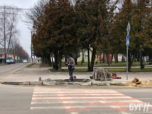 У Нововолинську продовжують облаштовувати пониження на тротуарах | Новини Нововолинська