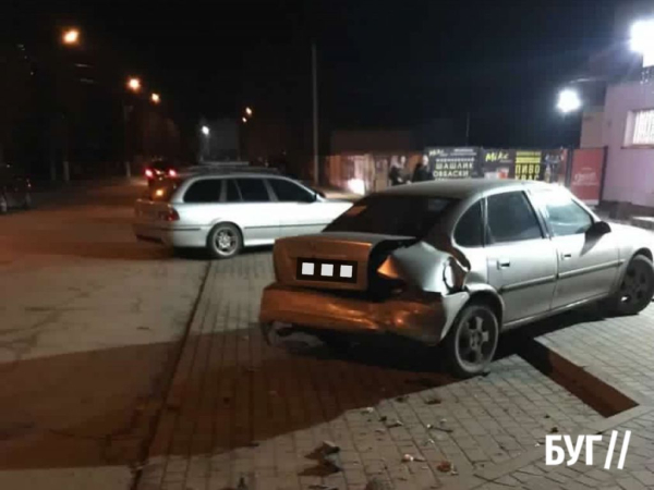 Невідомий в’їхав у припарковане авто у Нововолинську та втік з місця події | Новини Нововолинська