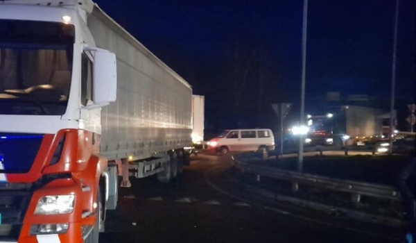 Під Львовом вантажівка врізалася в маршрутку - постраждали понад 30 людей - Події
