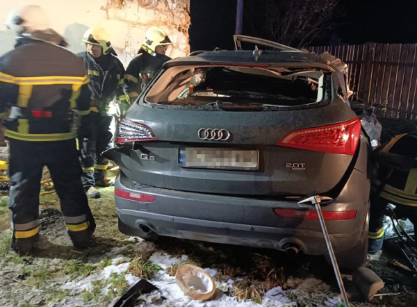 Під Львовом Audi в’їхала в будинок, загинув водій та троє пасажирок - Події