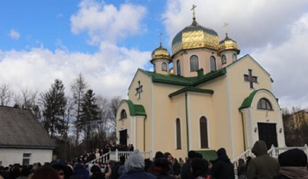 У храмі Івано-Франківська побилися віруючі ПЦУ та Московського патріархату - Події