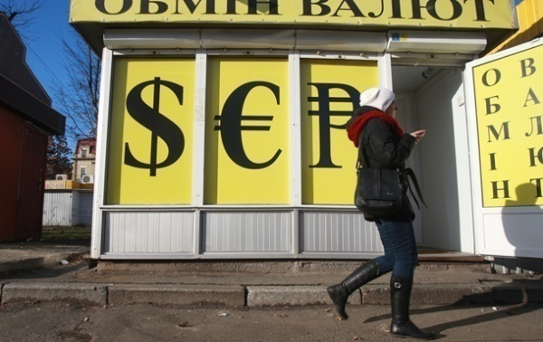 Українці знизили купівлю валюти у банках