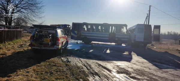 На Прикарпатті сталася смертельна ДТП із двома автобусами, є загиблий - Події