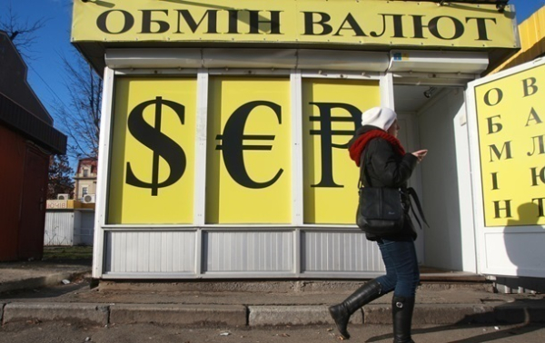 В Україні знову дешевшає готівковий долар