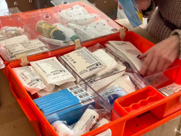 Розповіли, як працюють волонтерки та кому передають медикаменти з гуманітарного штабу в Нововолинську | Новини Нововолинська