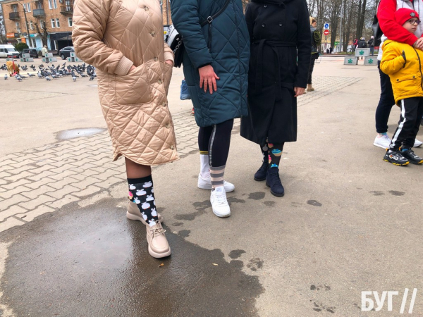 У Нововолинську відбулась акція «Кольорові шкарпетки» до Всесвітнього дня людей із синдромом Дауна | Новини Нововолинська