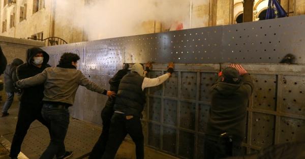 У Грузії протестувальники штурмують будівлю парламенту - Події