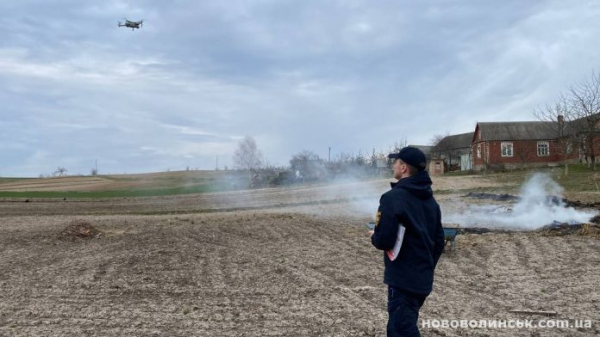 Паліїв трави у Нововолинській громаді шукають за допомогою дрона | Новини Нововолинська
