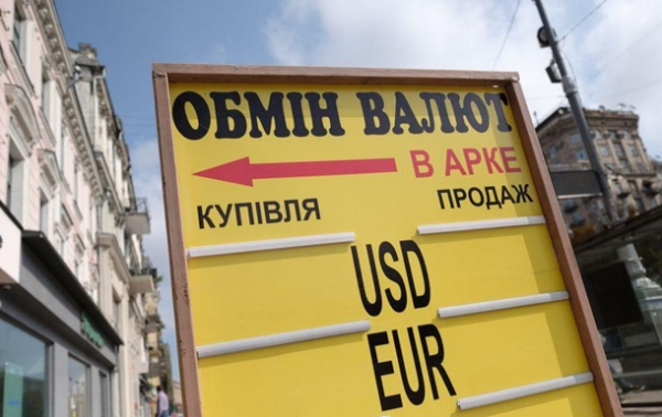 Долар посилив зниження на готівковому ринку в Україні